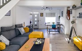 Hollywood House - Sleeps 10 Guests